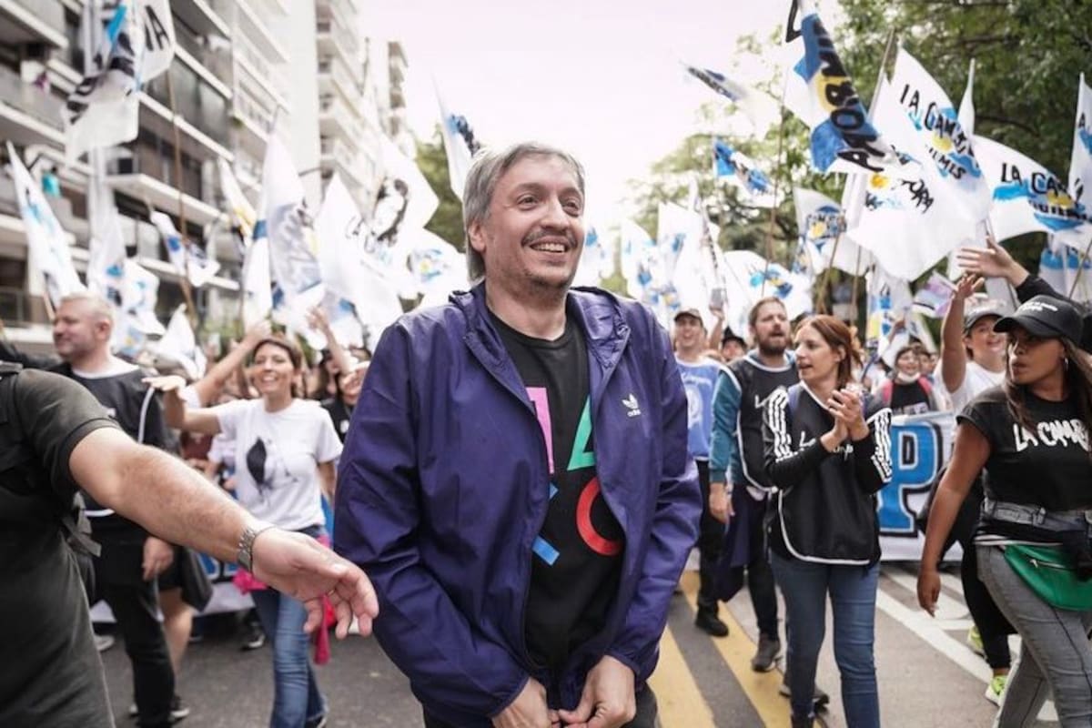 Máximo Kirchner, en la marcha del 24 de marzo; eligió una camiseta irónica, con los botones del joystick de la PlayStation; el fiscal Luciani lo involucró en el caso Vialidad