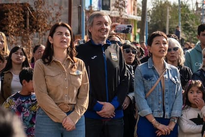 Máximo Kirchner, escoltados por la intendenta de Moreno, Mariel Fernández (Moreno), y la diputada provincial Mayra Mendoza