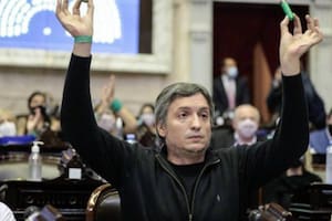 Máximo Kirchner exhibió cartuchos en medio de la sesión de Diputados en la que se aprobó la nueva fórmula de movilidad jubilatoria
