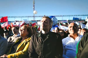 Máximo Kirchner, flanqueado por Cecilia Moreau y Juan Manzur