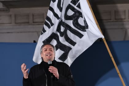 Máximo Kirchner, frente al departamento en el que su madre cumple prisión domiciliaria