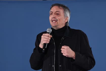 Máximo Kirchner habla en el cuarto aniversario del intento de homicidio contra CFK en San Jose 1111. Militantes del PJ y simpatizantes de Cristina Fernandez de Kirchner se agrupan en el lugar.