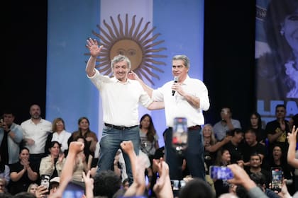 Máximo Kirchner junto a Jorge Capitanich