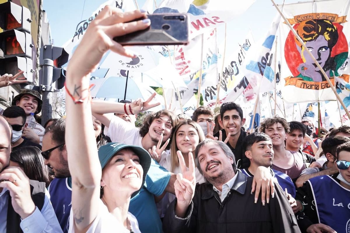 Máximo Kirchner, junto a militantes de La Cámpora
