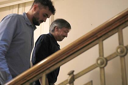 Máximo Kirchner, junto a un colaborador, se dirige hoy rumbo a su nuevo despacho del tercer piso del Congreso.