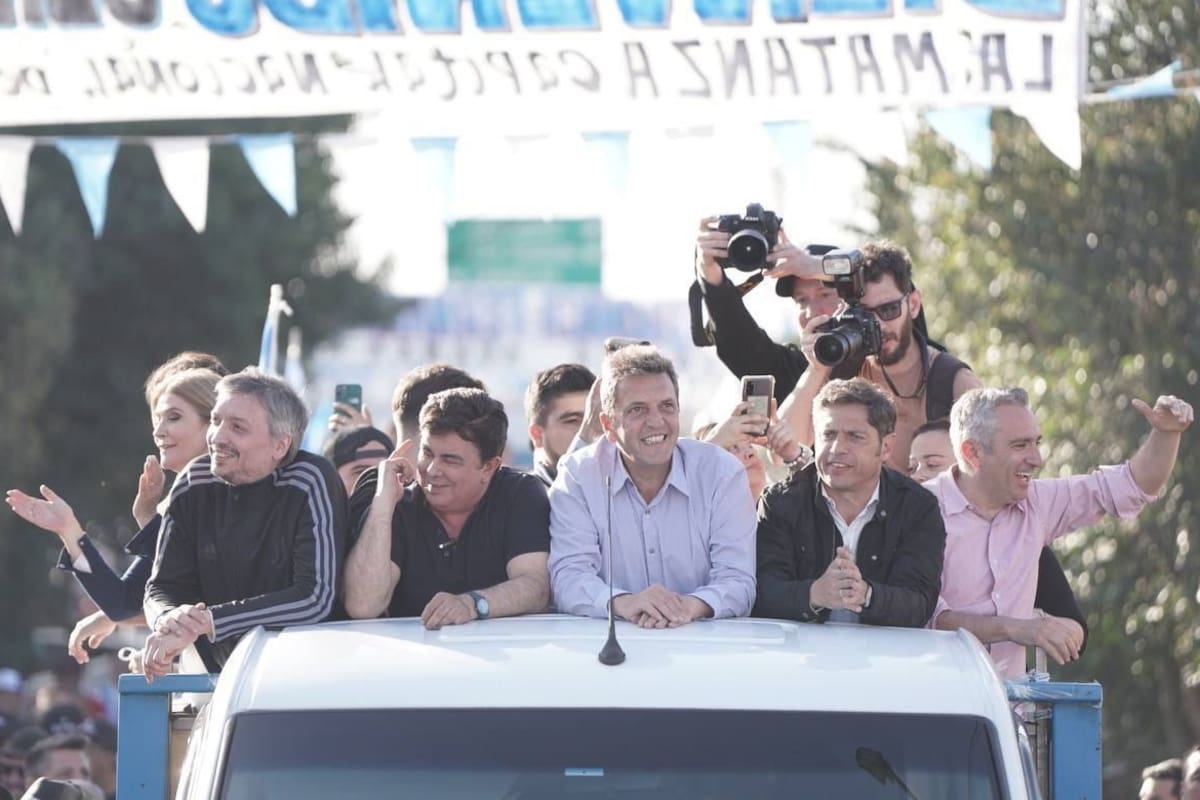 Máximo Kirchner, Massa y Kicillof, con Magario, Fernando Espinoza y Andrés Larroque, en una caravana de campaña, en 2023
