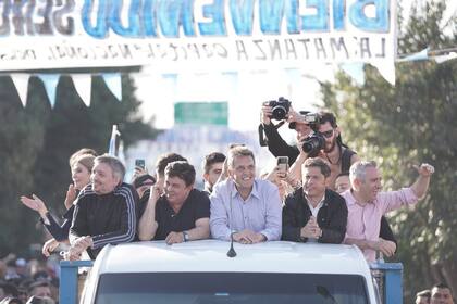 Máximo Kirchner, Massa y Kicillof, con otros dirigentes, en una recorrida por La Matanza durante la campaña para las elecciones de 2023