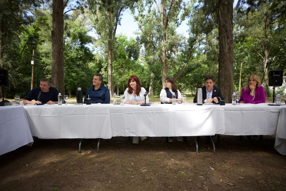 Máximo Kirchner, Sergio Massa, Cristina Kirchner, Mariel Fernández, Axel Kicillof y Verónica Magario