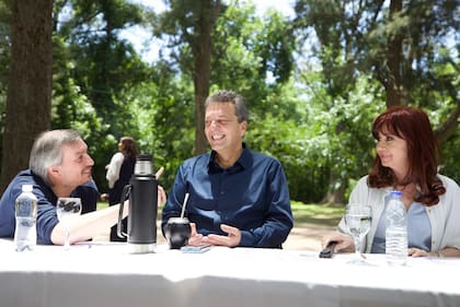 Máximo Kirchner, Sergio Massa y Cristina Kirchner, en un viejo encuentro del PJ bonaerense