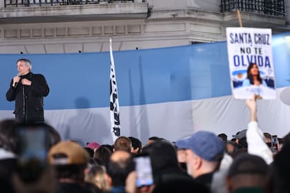 Máximo Kirchner sobre el escenario