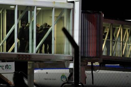 Máximo Kirchner sube al avión presidencial Tango 01 junto a dos personas que lo asisten al caminar