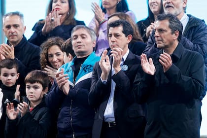 Máximo Kirchner; Wado de Pedro y Sergio Massa en el acto del 25 de mayo
