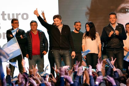 Máximo Kirchner junto a Sergio Massa en el bunker del Frente de Todos tras el triunfo