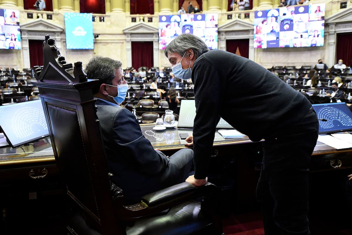 Máximo Kirchner y Sergio Massa, en el recinto de la Cámara de Diputados