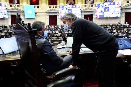 Máximo Kirchner y Sergio Massa, en el recinto de la Cámara de Diputados