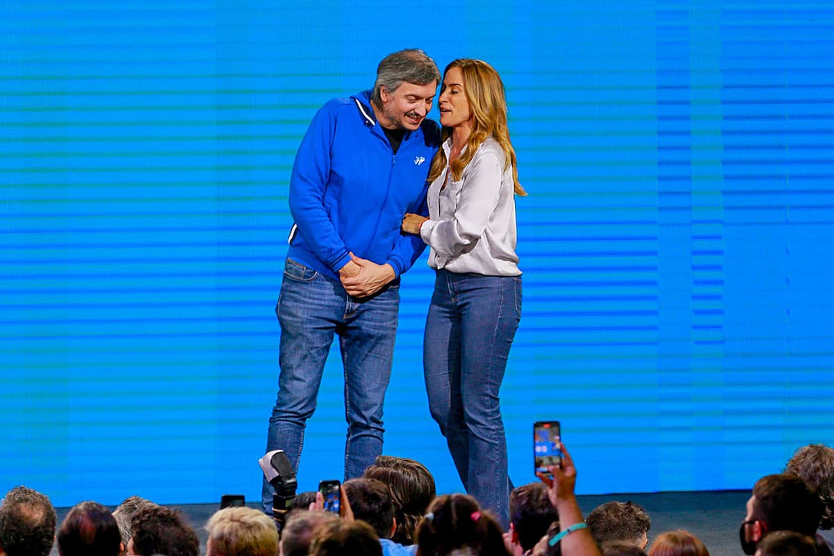 Máximo Kirchner y Victoria Tolosa Paz en el búnker del Frente de Todos