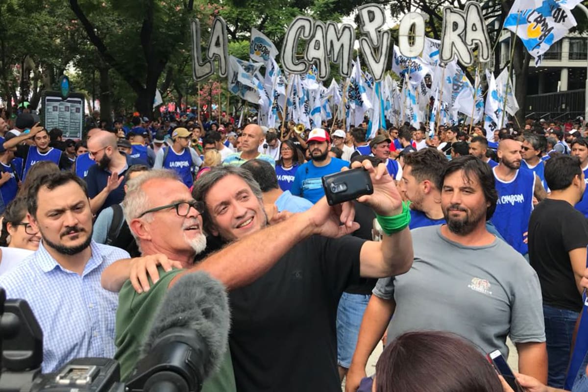Máximo, lejos del palco de Moyano