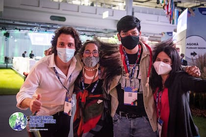 Máximo Mazzocco (izq) y Bruno Rodríguez junto a jóvenes activistas ambientales en la previa a la COP