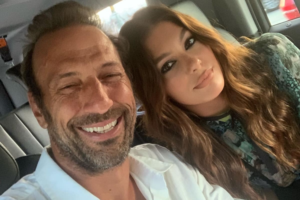 Máximo Morrone posa junto a su hija Camila; el hombre tiene tres hijos y trabaja como fotógrafo en Los Ángeles