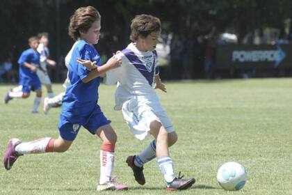 Máximo Perrone, con la inocencia de un niño que solo quiere divertirse, cuida su objeto más preciado: la pelota