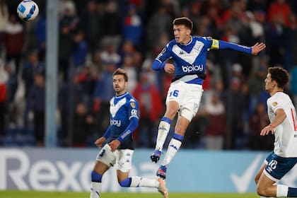 Máximo Perrone, en acción, durante la Copa Libertadores, en el partido ante Nacional de Uruguay