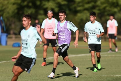 Máximo Perrone en un entrenamiento de la selección argentina en Ezeiza; el mediocampista será titular