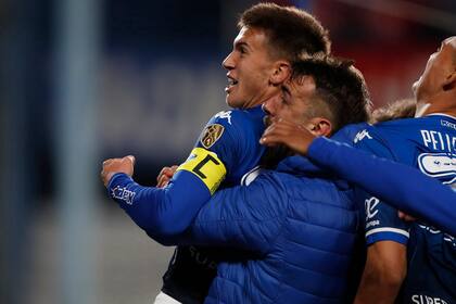 Máximo Perrone festeja un gol en la Libertadores con la cinta de capitán en el brazo izquierdo
