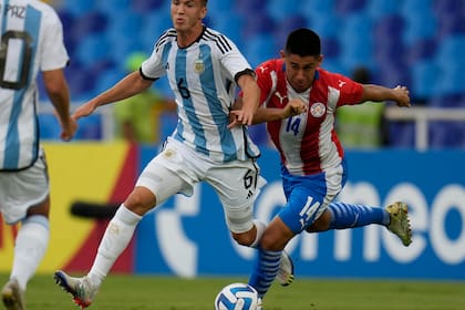 Máximo Perrone lucha por la pelota con el paraguayo Nelson Gauto; el argentino es nuevo jugador del City