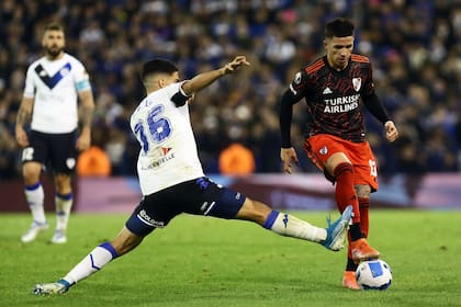 Máximo Perrone marcando a Enzo Fernández, en Vélez 1 vs. River 0 por la Copa Libertadores