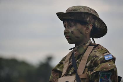 Máximo recibió instrucciones sobre técnicas de supervivencia en el monte y también se camufló para ejecutar su misión