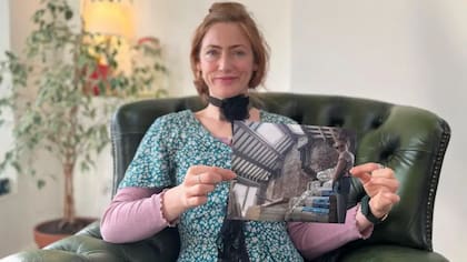Maxine Sharples sostiene una fotografía de cómo lucía el interior de su casa