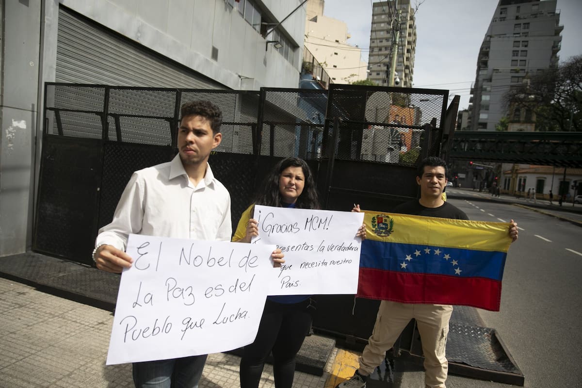 Maxroberth Graterol, María Ángel Navas y Jan Álvarez, frente a la Embajada de Venezuela