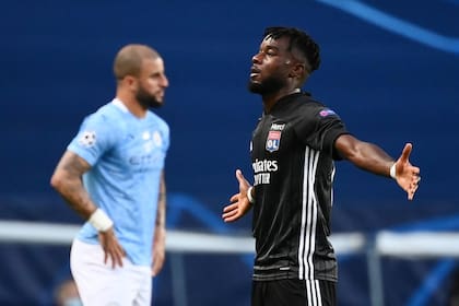 Maxwel Cornet, festejar su tanto luego de que el VAR lo confirmara; detrás, sufre el inglés Kyle Walker.