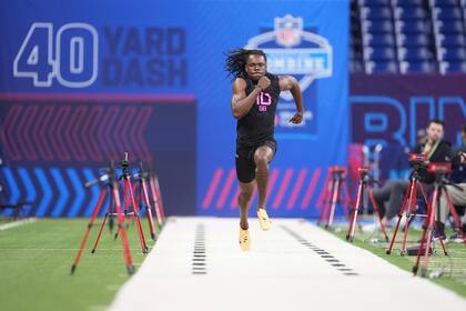 Maxwell Hairston de Kentucky corre 40 yardas en 4,28 segundos en el 2do día del combine de NFL