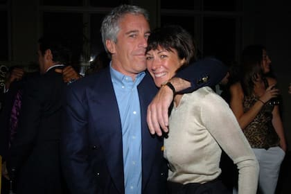 Maxwell reclutaba menores en la calle y les prometía trabajar como masajistas del magnate o bien como modelos, pero luego eran obligadas a participar de encuentros sexuales, según diversos testimonios