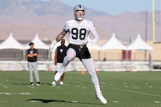 Kirk Cousins y Maxx Crosby tienen un altercado cerca del final de la práctica de los Raiders