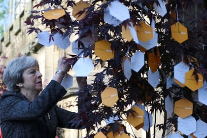 May deja un mensaje en el árbol que conmemora la masacre de Manchester