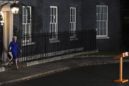 May, en Downing Street tras superar ayer la moción de censura