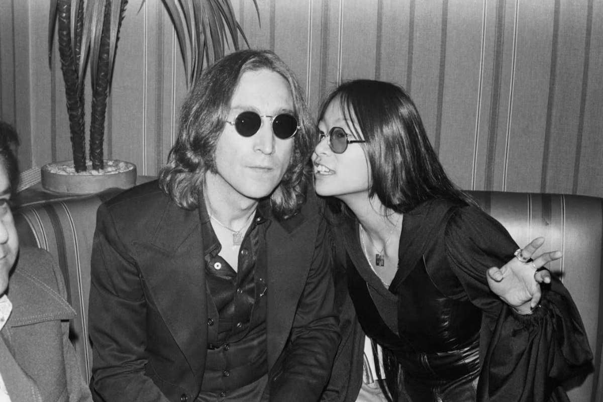 May Pang y John Lennon en una discoteca, durante los primeros años setenta
