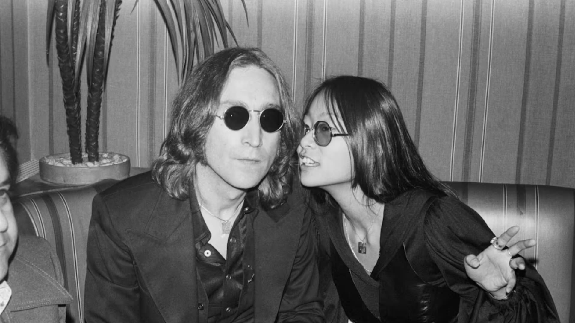 May Pang y John Lennon en una discoteca, durante los primeros años setenta