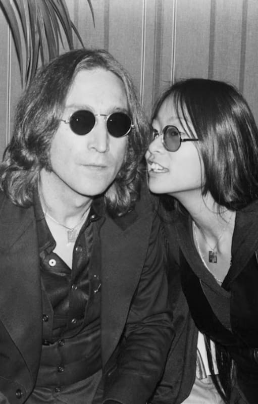 May Pang y John Lennon en una discoteca, durante los primeros años setenta