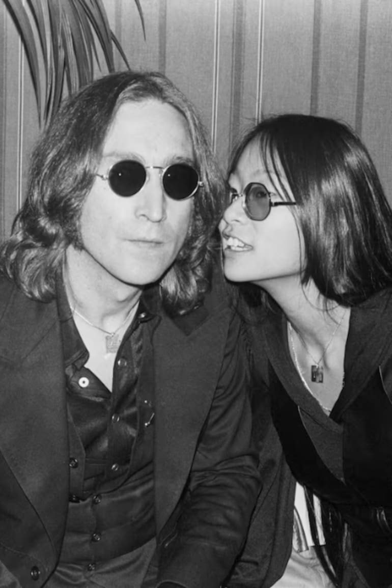 May Pang y John Lennon en una discoteca, durante los primeros años setenta