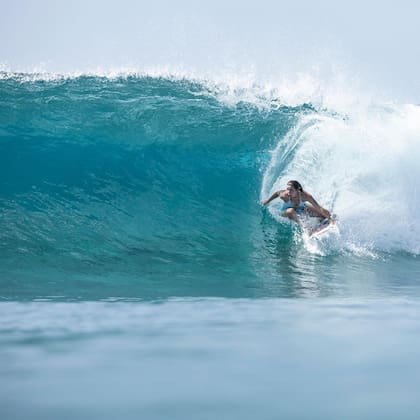 Maya Gabeira, la surfista brasileña que batió el récord femenino. Crédito: Instagram