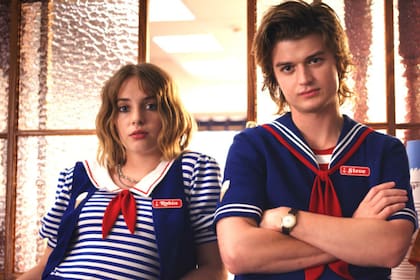 Maya Hawke como Robin y Joe Keery como Steve en la tercera temporada de la serie