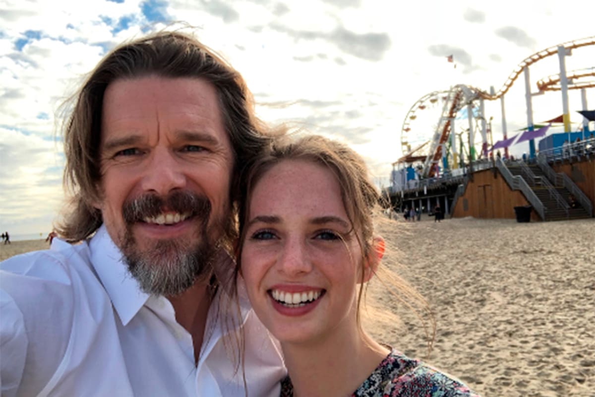 Maya Hawke no pierde oportunidad de burlarse de su padre, Ethan, por haber coqueteado con Rihanna hace años durante un partido de básquet