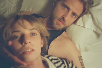 Maya Hawke y Christian Lee Hutson primero fueron amigos, luego de enamoraron