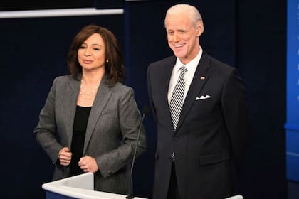 Maya Rudolph y Jim Carrey como Kamala Harris y Joe Biden en Saturday Night Live