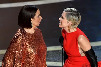 Maya Rudolph y Kristen Wiig, portagonistas de uno de los momentos más divertidos de la noche