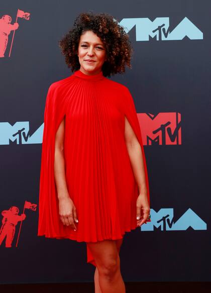 Maya Taylor con vestido mini de capa plisada