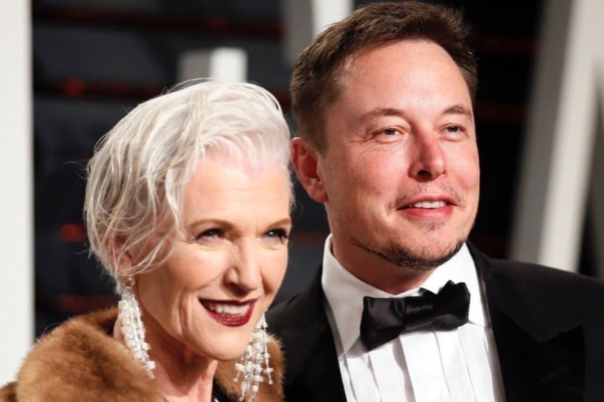 Maye Musk junto a su hijo Elon.